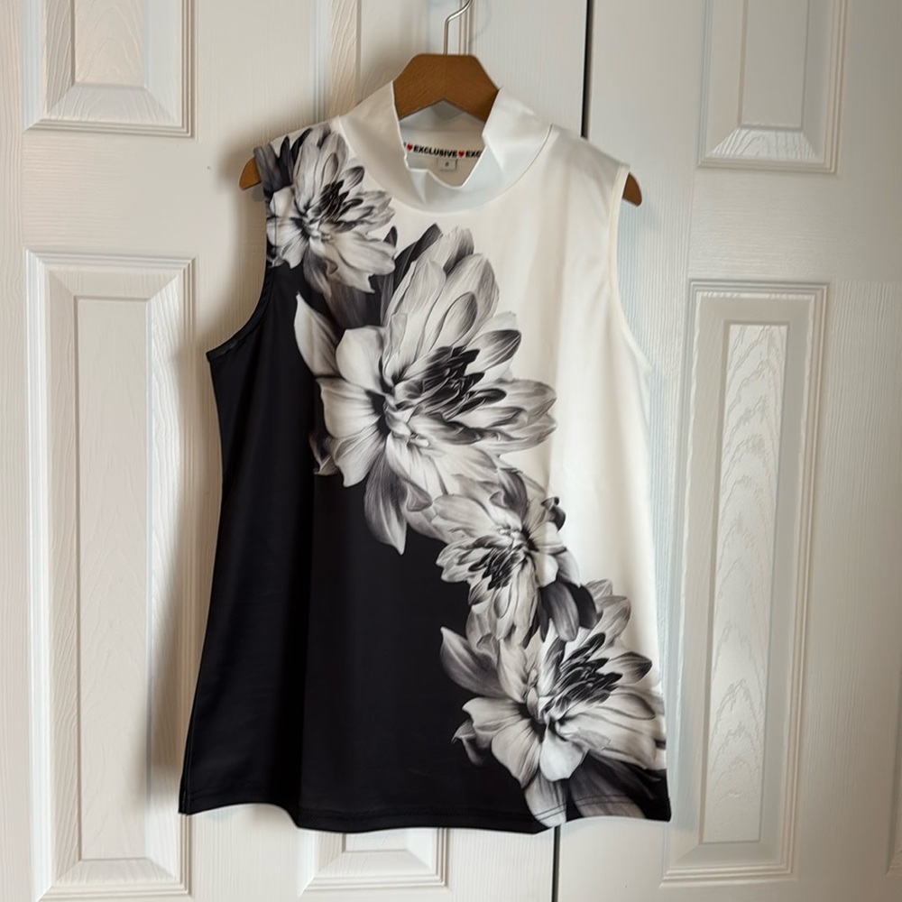 Women’s sleeveless top in size small. Like new.